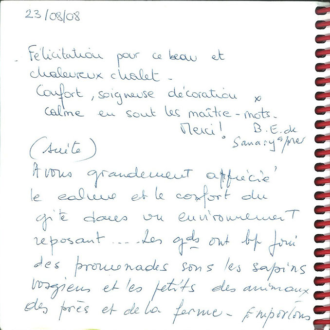 Mot manuscrit laissé par des visiteurs dans le livre d'or