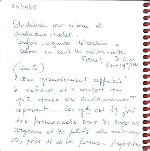 Mot manuscrit laissé par des visiteurs dans le livre d'or